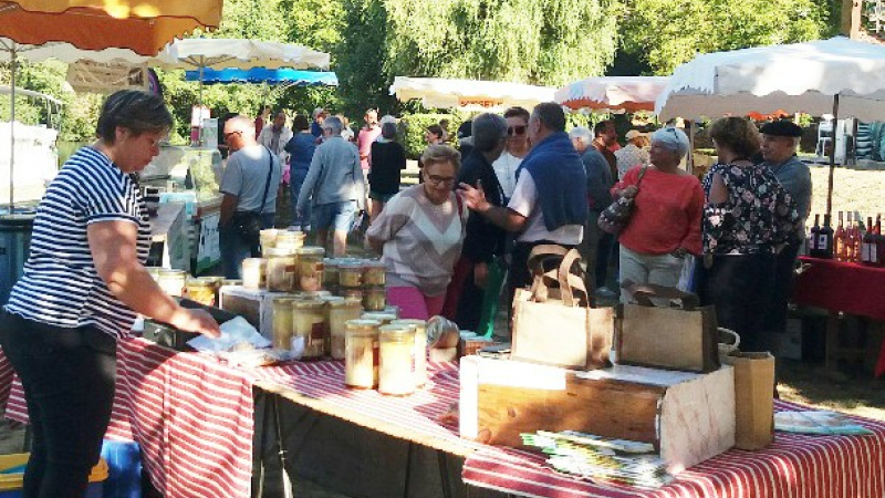 Premier marché flottant au port.