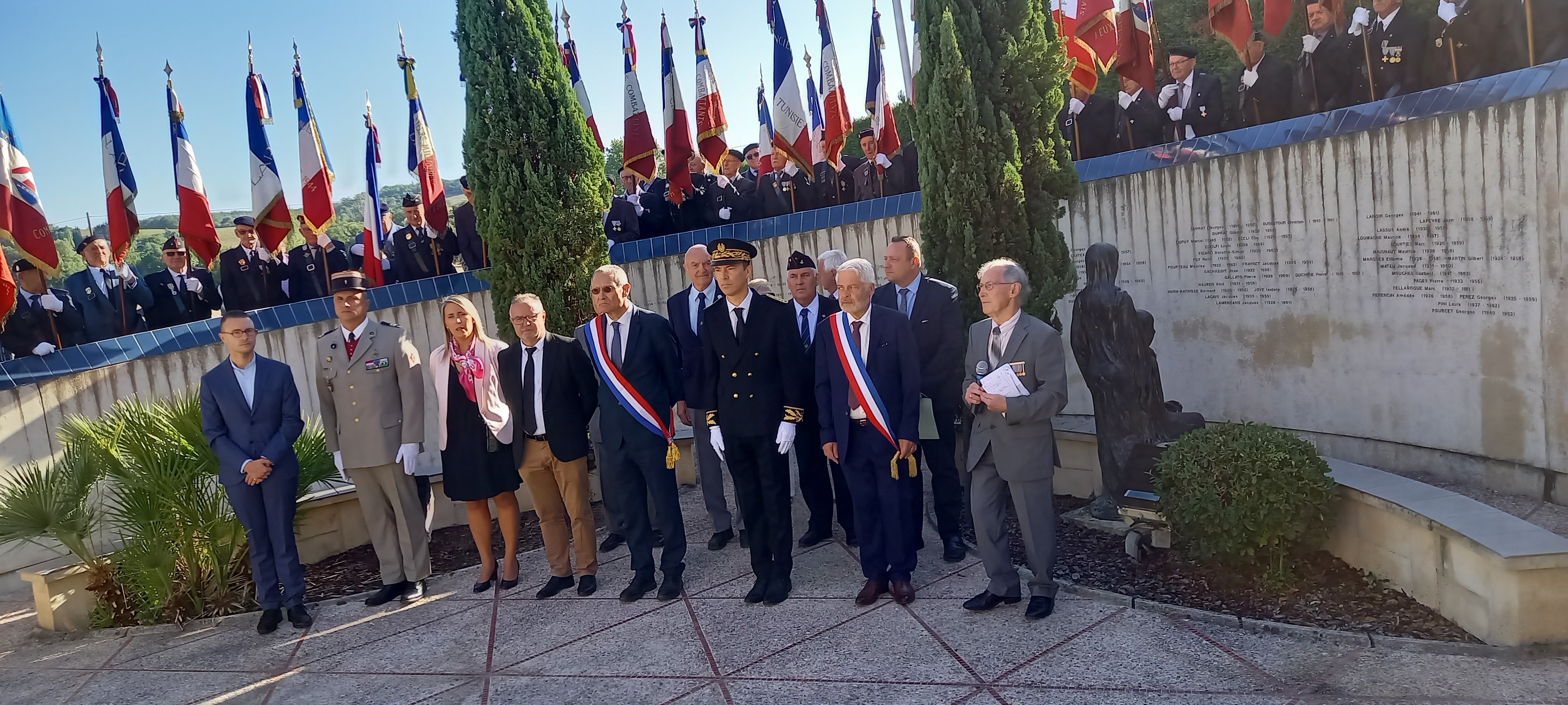 Les officiels durant la cérémonie