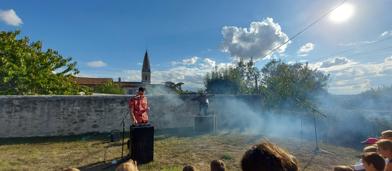 Flammes et Slam : quand deux dragons se rencontrent dans les jardins de la mairie de Marambat !