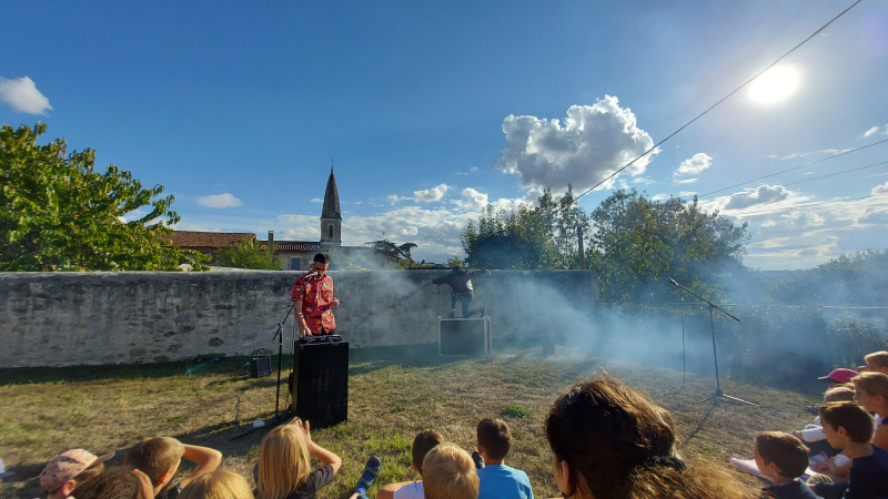 Flammes et Slam : quand deux dragons se rencontrent dans les jardins de la mairie de Marambat !
