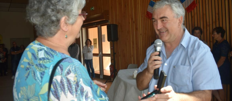 Nadine Vettor reçoit la médaille de la commune