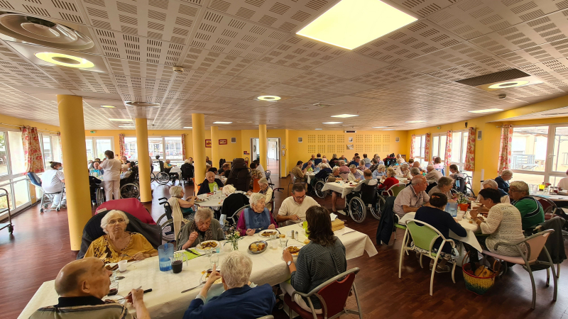 Moments partagés autour de la table à l'Ehpad de Vic-Fezensac