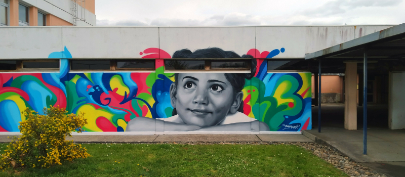 Entre deux réalisations de fresques murales, Panda Man expose à l'Office de Tourisme !