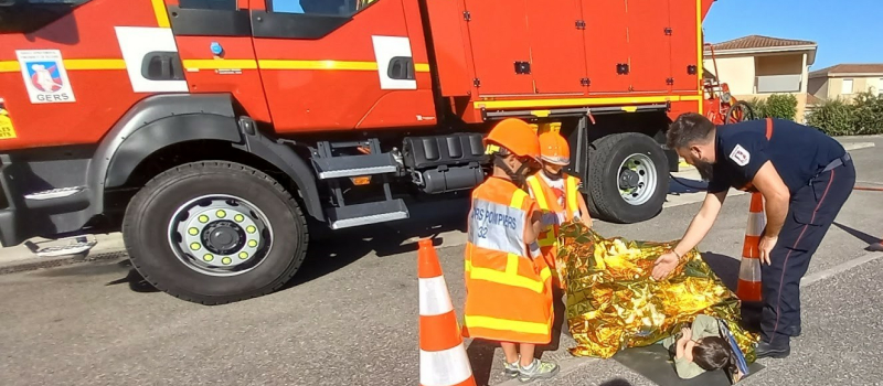 Les élèves de l'école maternelle en visite chez les pompiers !
