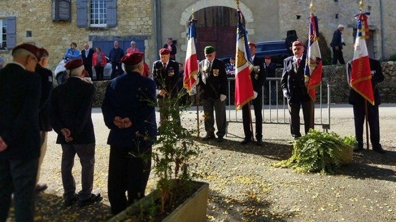 Les paras réunis autour de Saint-Michel