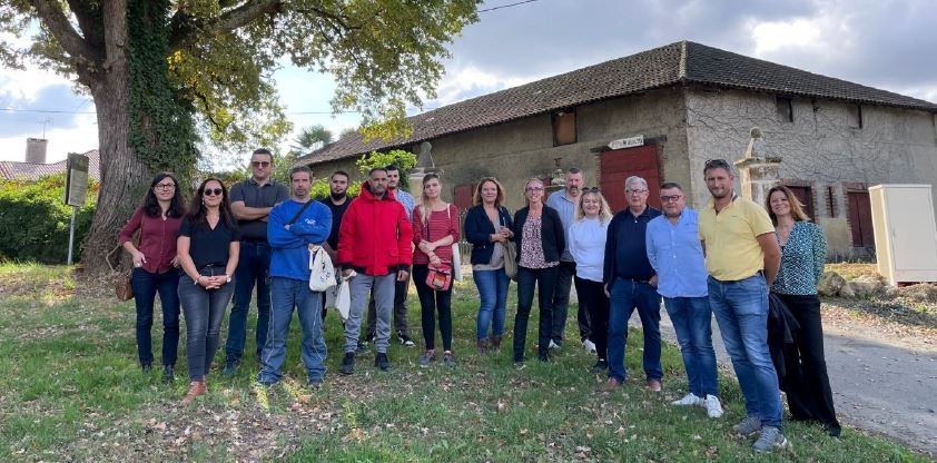 Les demandeurs d’emploi, les partenaires (Mission Locale, CFPPA, Pôle Emploi, Chambre d’Agriculture du Gers et GE 4 saisons), ainsi que Laurent et Sébastien Périssé, devant le Domaine de Malartic