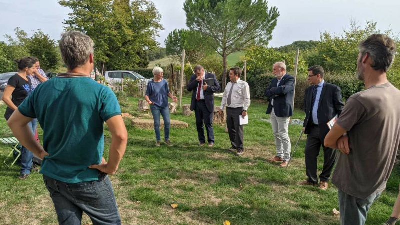 Visite du Préfet du Gers sur la ferme en ovins viande du co-porte-parole de la Confédération paysanne du Gers