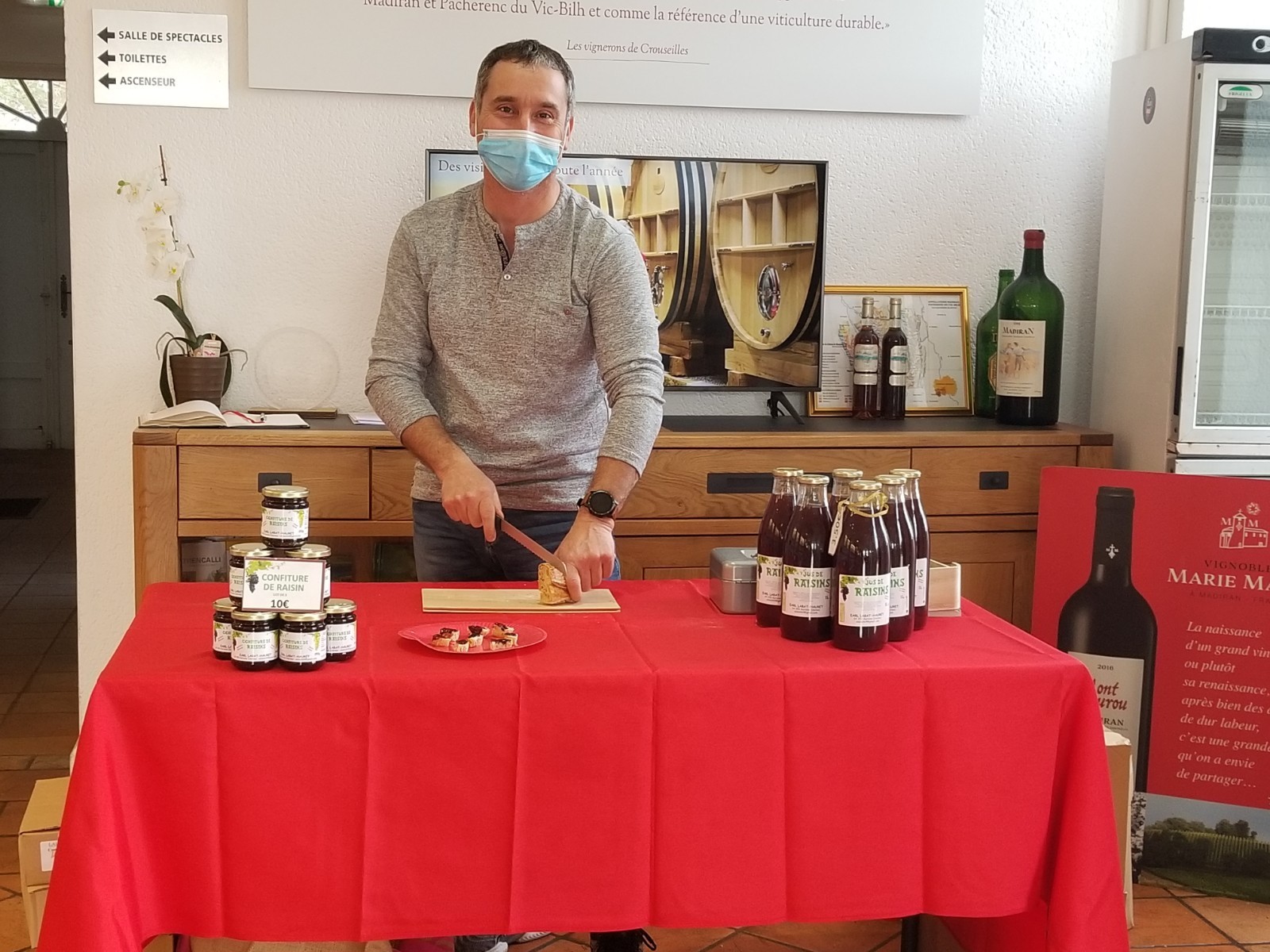 Dégustation de jus de raisin d'Eric Labat offerte aux enfants crédit photo archives Lionel Lemaire