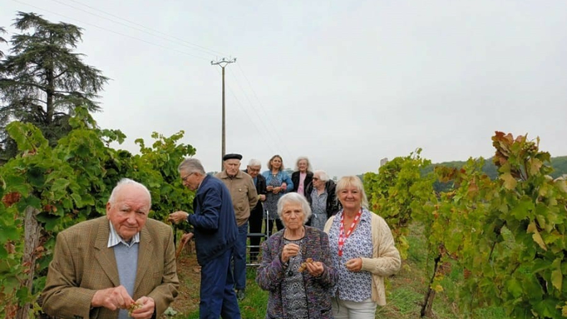 Les résidents de l’EHPAD en visite dans un domaine viticole.