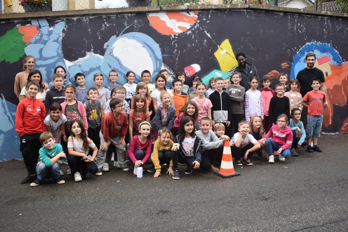 Ils ont peint sur le mur avec des rouleaux et des pinceaux