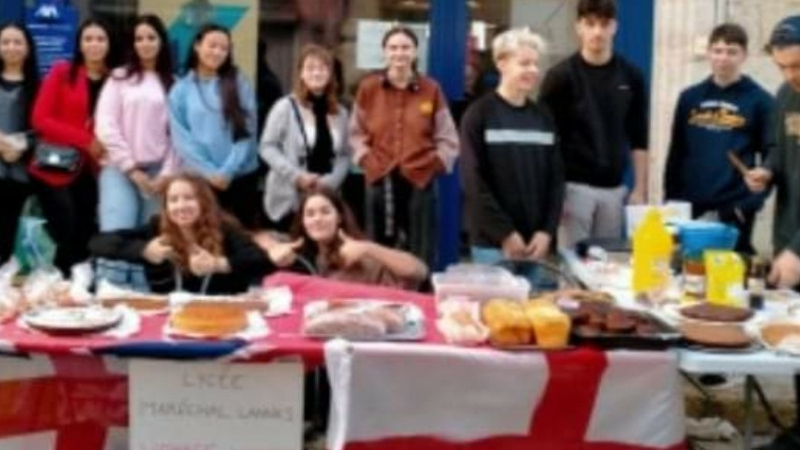 Vente de gâteaux ... pour aider à financer un voyage scolaire