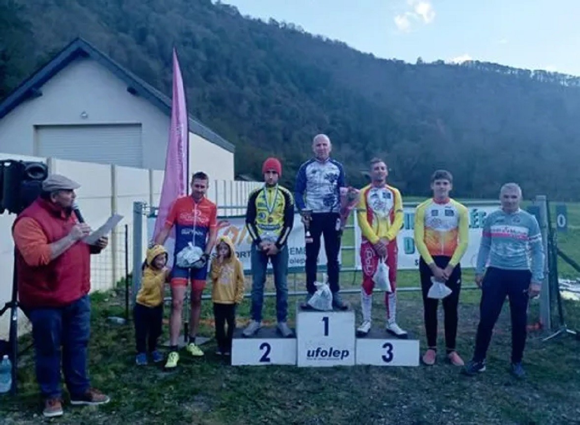Grégory Rue (maillot rouge et bleu) entouré de ses enfants se classe 4 e crédit photo Lionel Lemaire