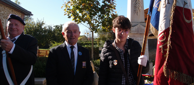 Trois porte-drapeaux honorés