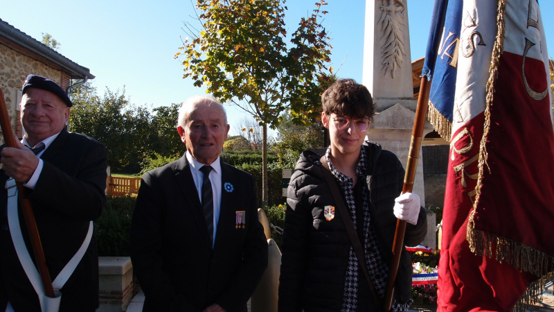 Trois porte-drapeaux honorés