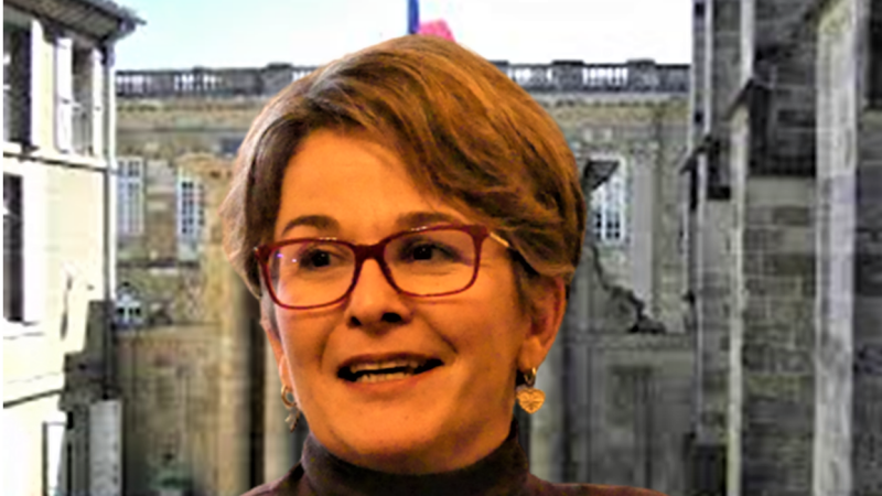Je m'présente, je m'appelle Julie, j'voudrais...