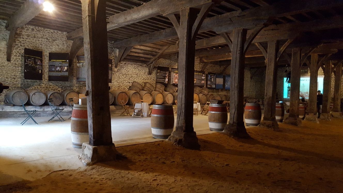 Château de Perron (chai côté droit) crédit Ph Château de Perron