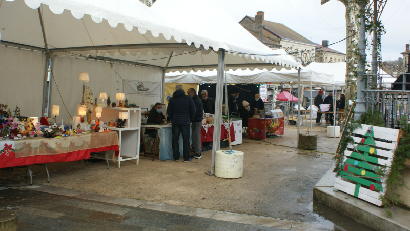 Marché de Noël organisé par Vic  Kiosque les 3 et 4 décembre et lancement des fêtes le 2 décembre !