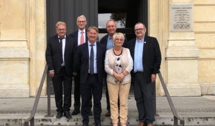 Autour de la présidente, Claudine Esparbes, le Président du tribunal judiciare, Philippe Romanello, Messieurs André Mailhe, Philippe Arnaud, Dominique Ridoux, Pierre Le Bis, absent sur la photo, Denis Burel.