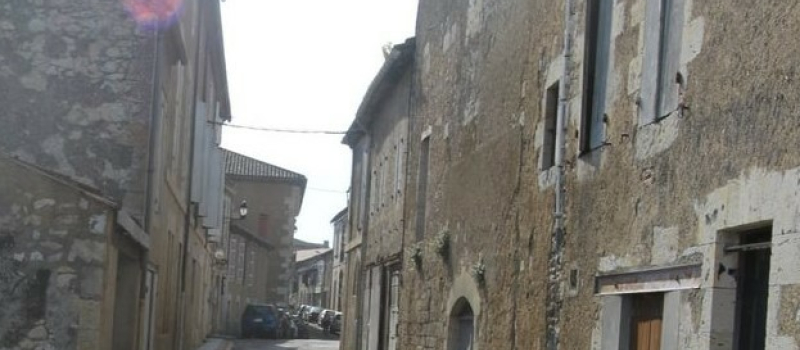 Lectoure: le mur d'un immeuble situé rue Jules de Sarda en cours d'effondrement