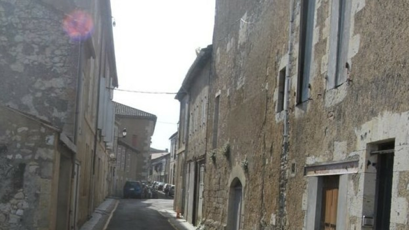 Lectoure: le mur d'un immeuble situé rue Jules de Sarda en cours d'effondrement