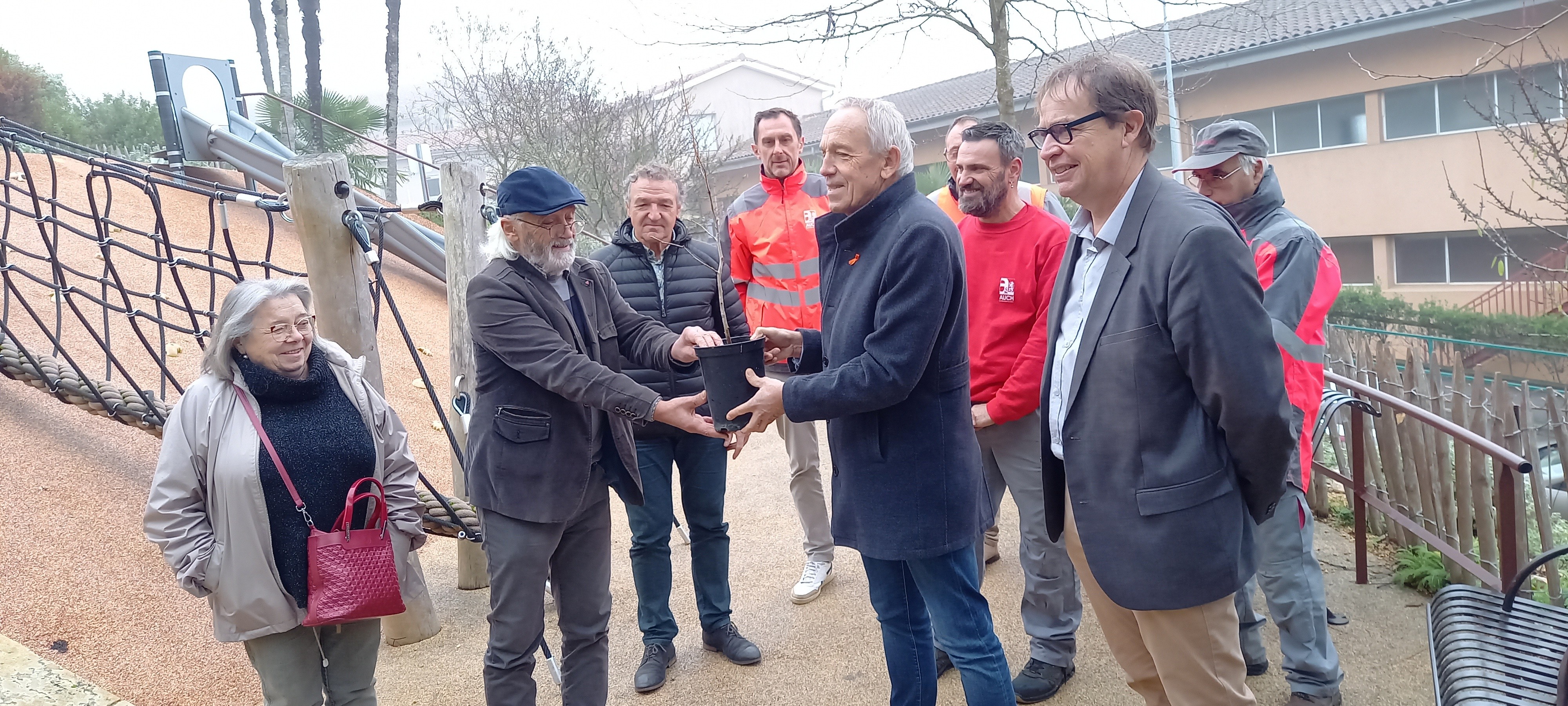 Michel Soriano remet le plan à Christian Laprébende