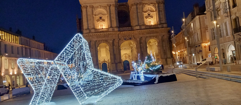 Le parvis de la cathédrale donne le ton des illuminations de la ville d'Auch