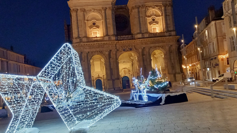 Le parvis de la cathédrale donne le ton des illuminations de la ville d'Auch