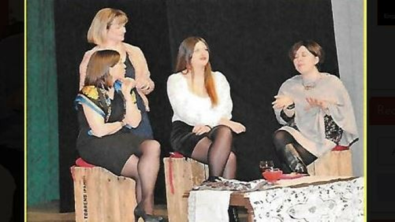 Théâtre avec une comédie autour d'un repas et des règlements de comptes