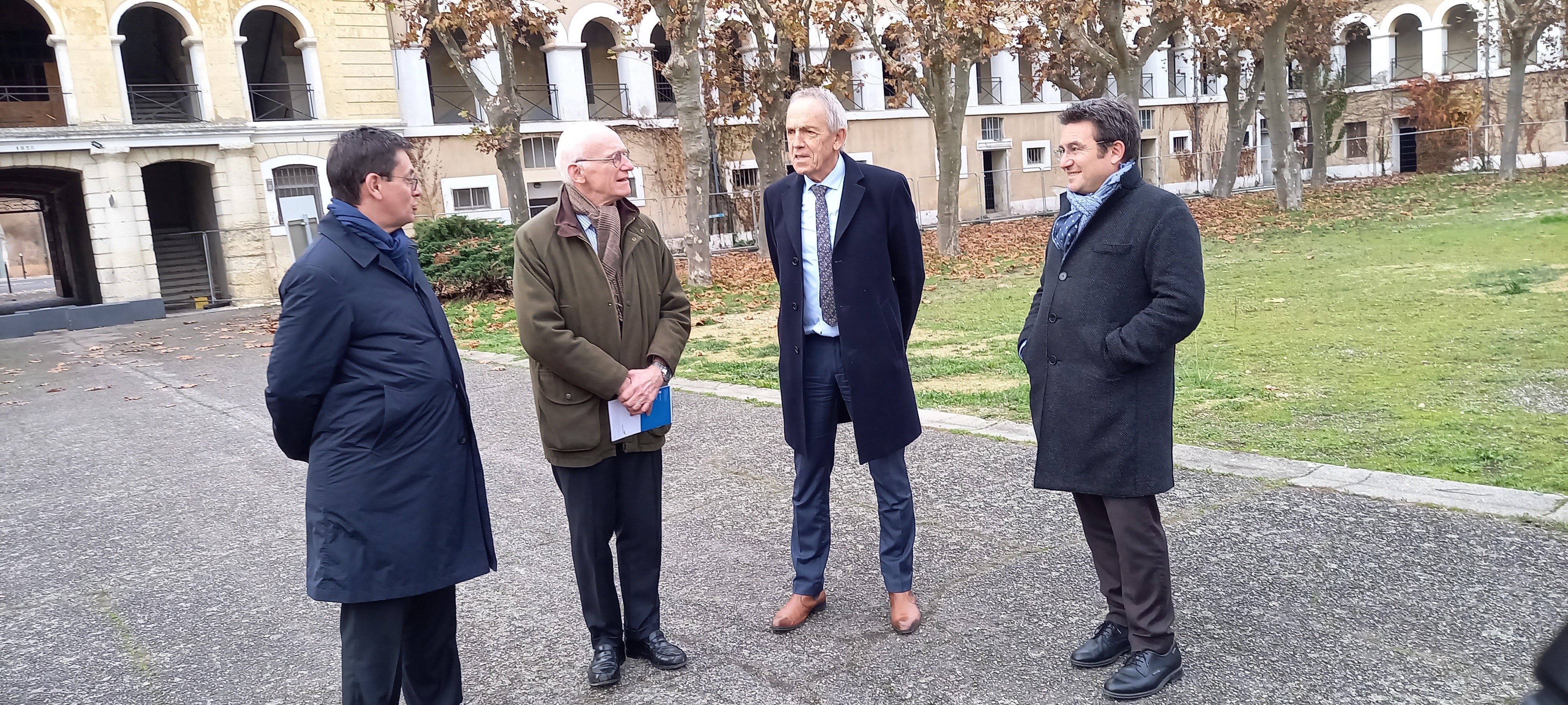 Le préfet, Xavier Brunetière, Gilles de Margerie, Christian Laprébende et Xavier Vant, directeur de la DDT, visitent la caserne Espagne.