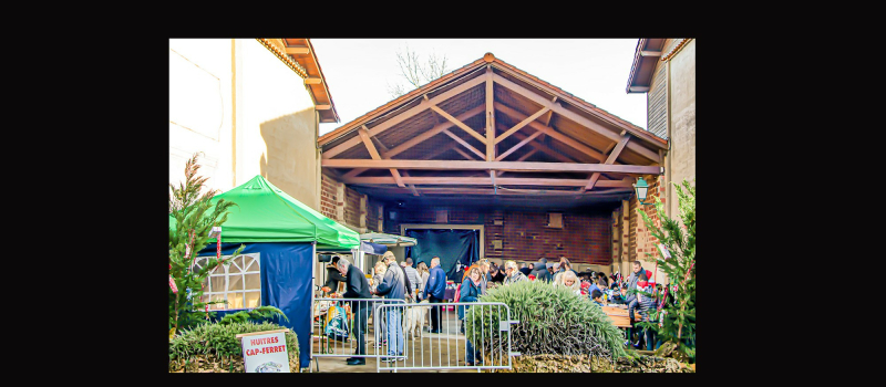 Marché de Noël joyeux et archiplein à la Halle aux grains du Houga