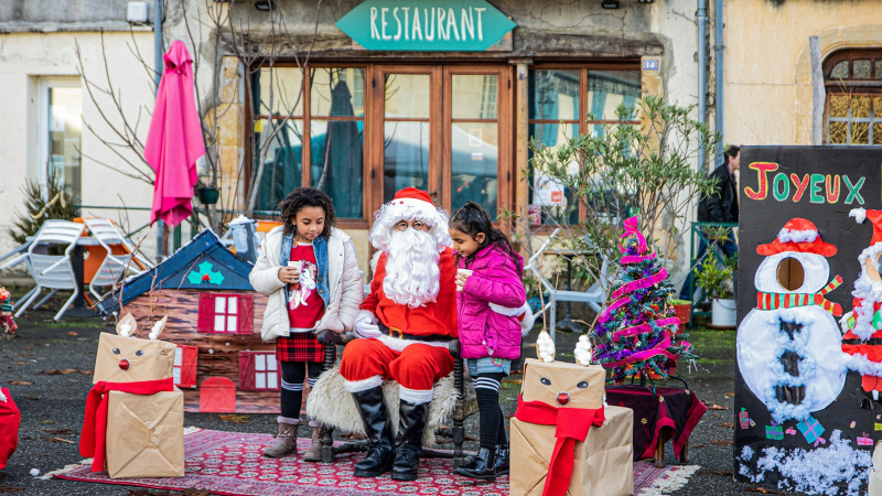 Le Père Noël très photographié au marché d'Aignan