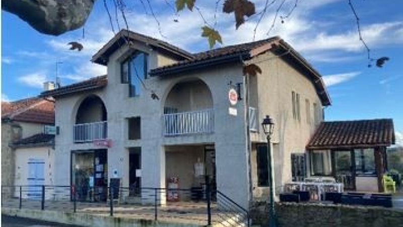 l'épicerie-bar-multiservices attend son gérant