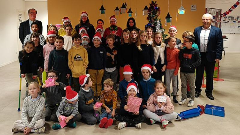 Les enfants jouent au Père Noël