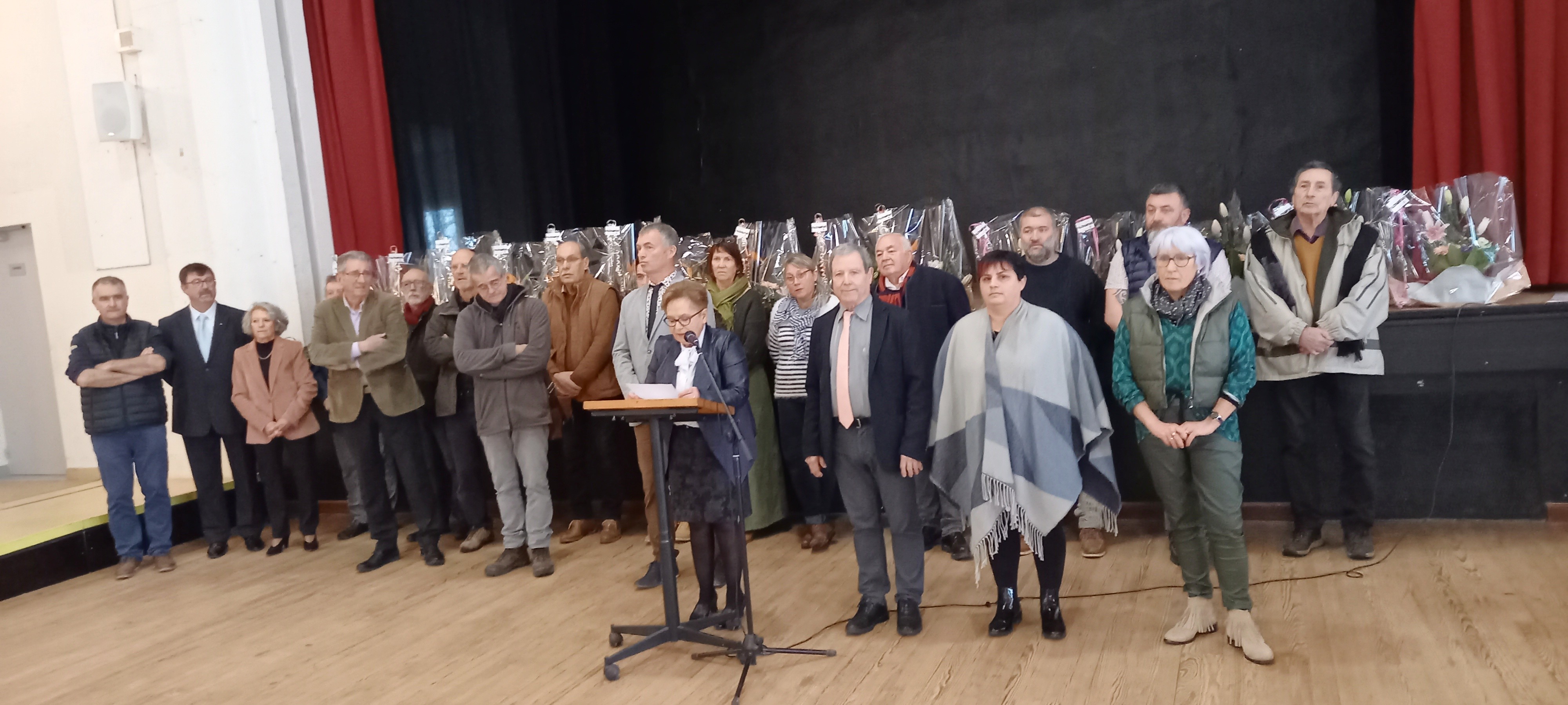 Marie-Thérèse Broca-Lannaud entourée des Conseillers Municipaux et des invités.