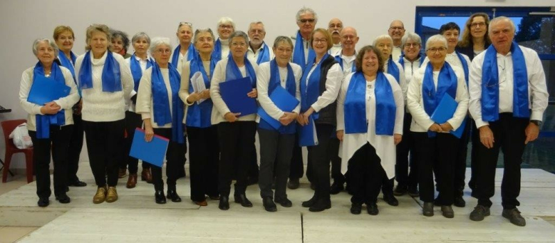 Les Poly'Sons Gascons et les enfants ont chanté pour les Restos du Coeur vicois !