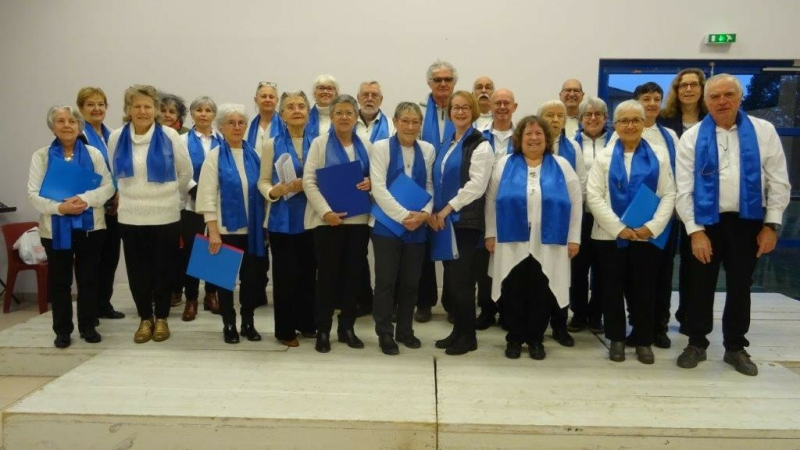 Les Poly'Sons Gascons et les enfants ont chanté pour les Restos du Coeur vicois !