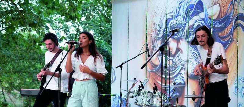 EM-MA et ses musiciens sur la scène de la salle des fêtes