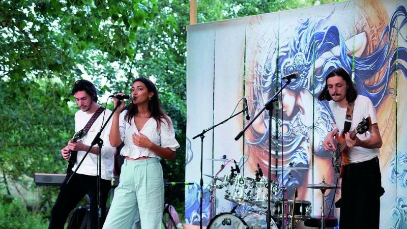 EM-MA et ses musiciens sur la scène de la salle des fêtes