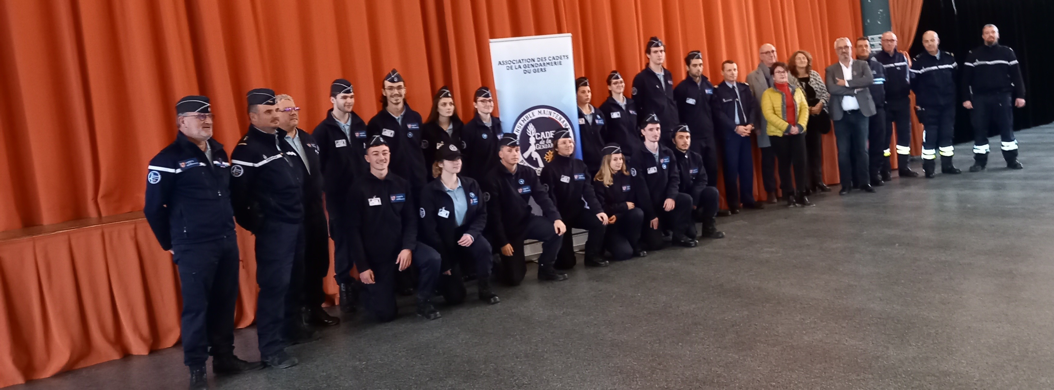 Les cadets de la gendarmerie entourés par Julie David et Laurent Vialleix