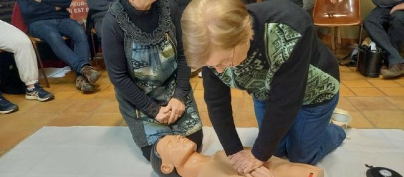Basket et centre de secours main dans la main