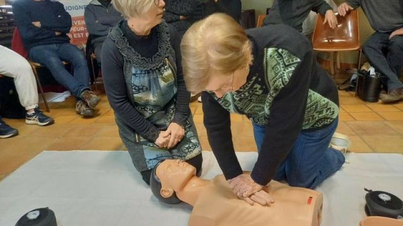 Basket et centre de secours main dans la main
