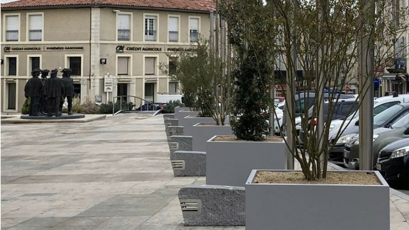 La place se pare d'un peu de verdure