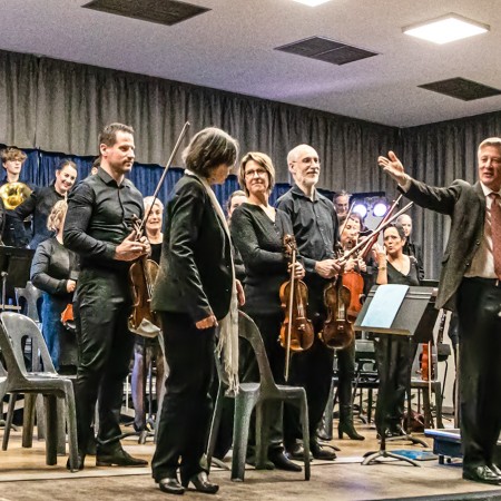 00 L'orchestre et les chanteurs saluent 1bis 150123.jpg