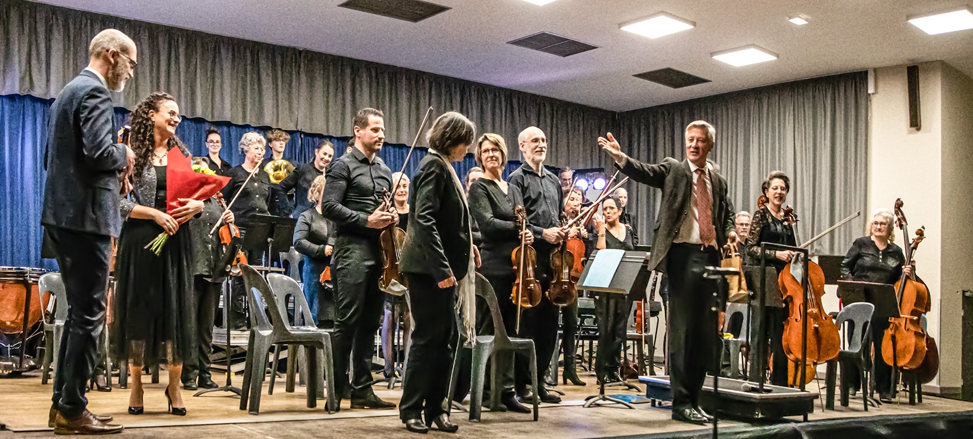 00 L'orchestre et les chanteurs saluent 1bis 150123.jpg