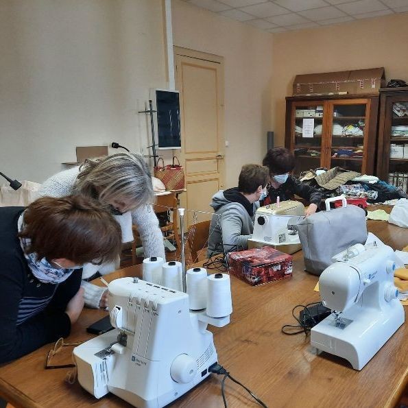 L'atelier couture est ouvert à toutes petites mains débutantes, confectionneuses qualifiées crédit Ph Arch L L