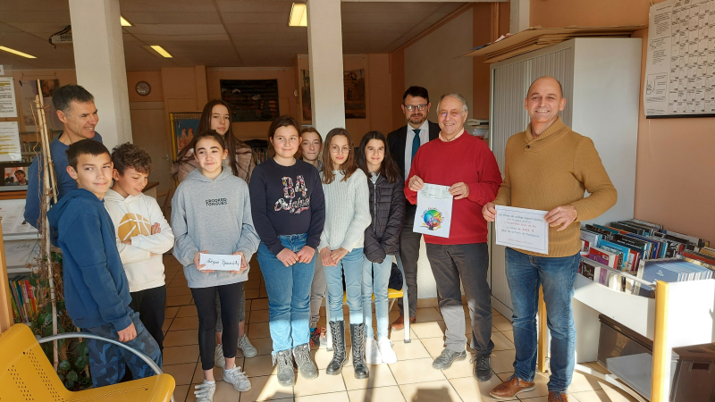 Les élèves du collège Gabriel Séailles remettent un chèque conséquent à l'association Grain de Riz