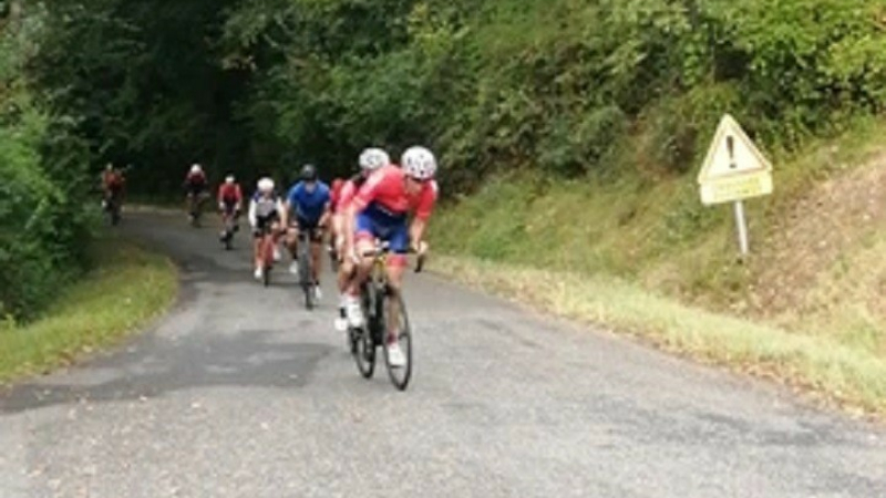 Les amoureux du vélo se donnent rendez-vous au bord de la route
