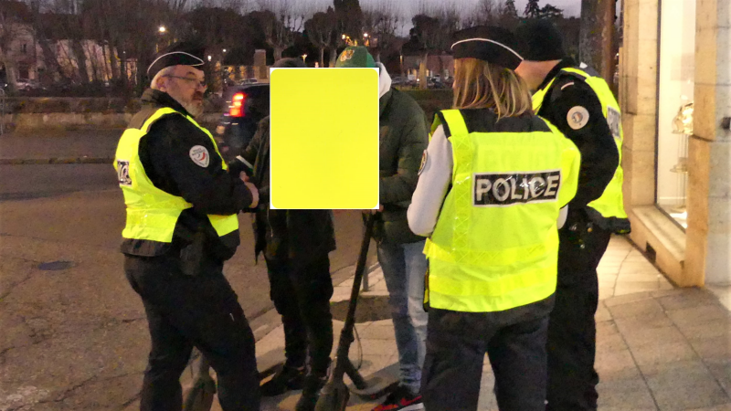 "carton jaune" pour les piétons, cyclistes et trottinettistes