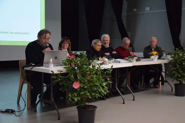 le président pendant le rapport moral.JPG