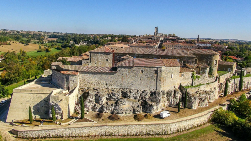 300 étiquettes anti-avortement collées dans les villes de Lectoure et Fleurance
